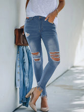 Vaqueros de mezclilla rotos de corte ajustado con botones de mezclilla